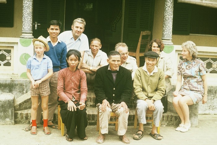 Các chuyên gia Đông Đức cùng một gia đình ở Thái Nguyên. Ảnh. Günter Mosler.